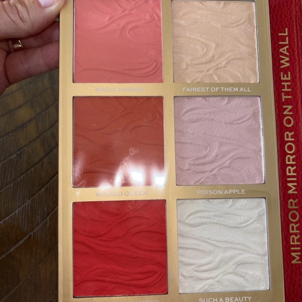 Revolution Beauty Snow White Eyeshadow & cheek palette - Picture 3 of 5
